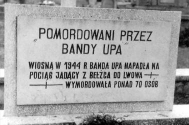 Tablica na cmentarzu w Bełżcu. Fot. http://www.stowarzyszenieuozun.wroclaw.pl/rawa_ruska.htm