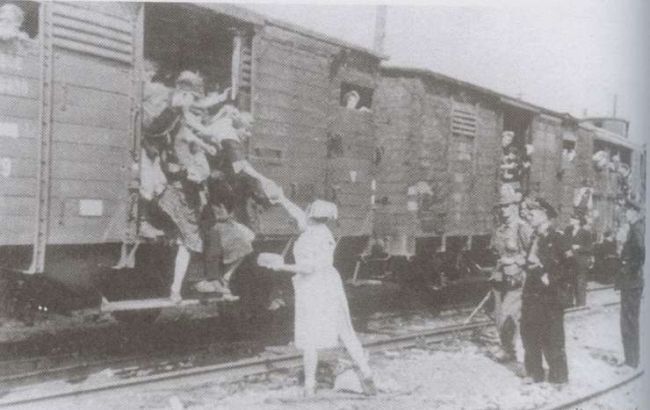 Transport z obozu przejściowego w Pruszkowie w nieznane. Fot. Wikipedia