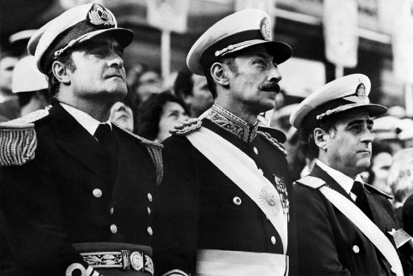 Przywódcy junty argentyńskiej. Od lewej; admirał Emilio Eduardo Massera oraz generałowie Jorge Rafael Videla i Orlando Ramón Agosti. Fot. AFP.
