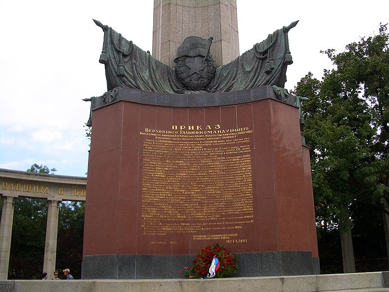 Pomnik Bohaterów Armii Czerwonej w Wiedniu-cokół z treścią rozkazu Stalina w języku rosyjskim